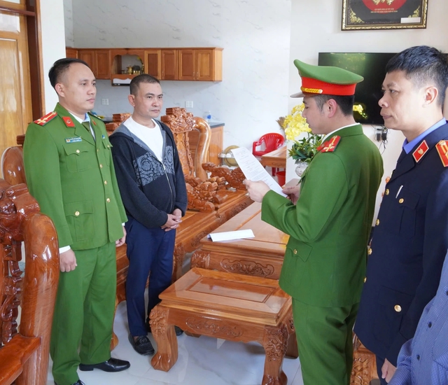 Khởi tố 3 bị can x&ocirc;ng v&agrave;o b&atilde;i tập kết c&aacute;t cản trở hoạt động kinh doanh- Ảnh 2.