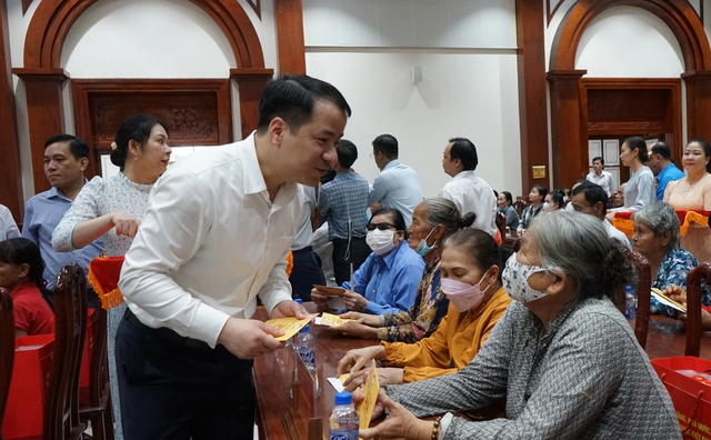 Ph&oacute; thủ tướng Phạm Thị Thanh Tr&agrave; trao 100 phần qu&agrave; tết cho người d&acirc;n Đồng Th&aacute;p - Ảnh 3.