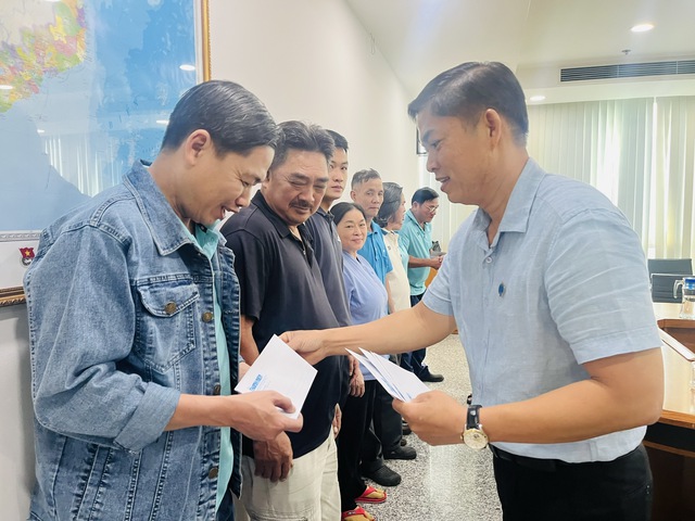 C&acirc;y m&ugrave;a xu&acirc;n 2026: Trao 20 phần qu&agrave; tết cho người lao động- Ảnh 1.