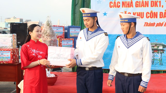 Mang xu&acirc;n đến c&aacute;c DK1: Hậu phương của l&iacute;nh nh&agrave; gi&agrave;n- Ảnh 3.