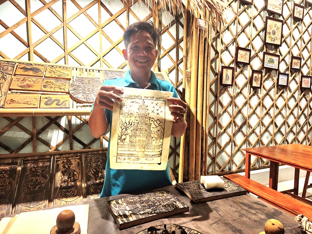 Nghề xưa cố đ&ocirc; c&ograve;n một ch&uacute;t n&agrave;y: Tuyệt kỹ khắc mộc bản tranh l&agrave;ng S&igrave;nh - Ảnh 2.