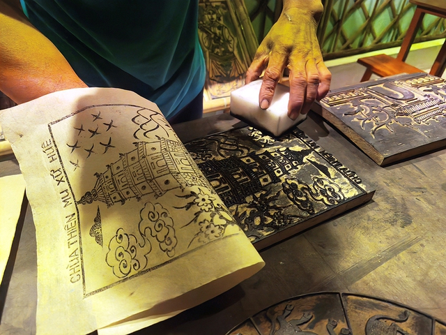 Nghề xưa cố đ&ocirc; c&ograve;n một ch&uacute;t n&agrave;y: Tuyệt kỹ khắc mộc bản tranh l&agrave;ng S&igrave;nh - Ảnh 5.