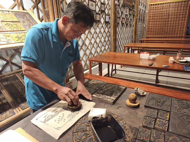 Nghề xưa cố đ&ocirc; c&ograve;n một ch&uacute;t n&agrave;y: Tuyệt kỹ khắc mộc bản tranh l&agrave;ng S&igrave;nh - Ảnh 1.