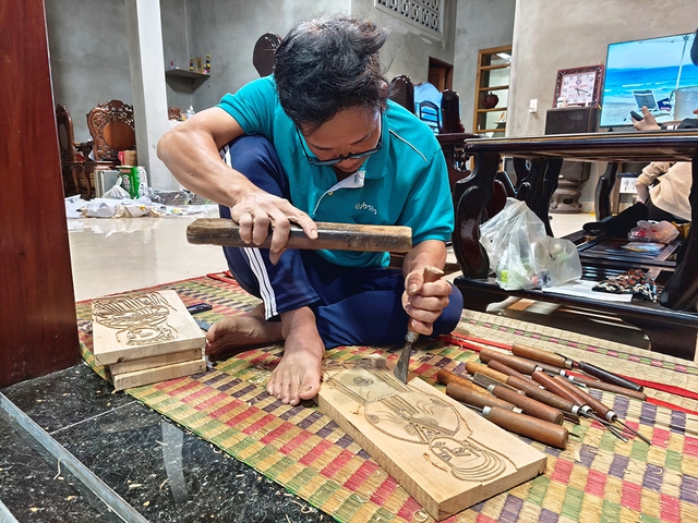 Nghề xưa cố đ&ocirc; c&ograve;n một ch&uacute;t n&agrave;y: Tuyệt kỹ khắc mộc bản tranh l&agrave;ng S&igrave;nh - Ảnh 4.