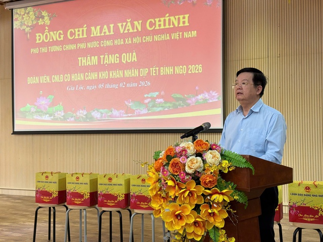 Ph&oacute; thủ tướng Mai Văn Ch&iacute;nh trao qu&agrave; tết cho c&ocirc;ng nh&acirc;n lao động T&acirc;y Ninh - Ảnh 1.