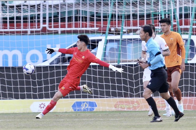 CLB Ninh B&igrave;nh t&igrave;m nơi &lsquo;xả stress&rsquo;, HAGL v&agrave; thủ m&ocirc;n cao 1,91 m c&oacute; chịu nổi sức &eacute;p?
- Ảnh 3.