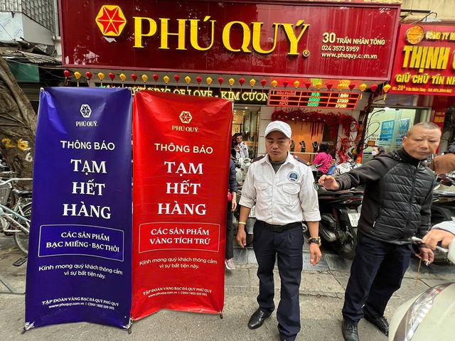 Gi&aacute; v&agrave;ng, bạc giảm sốc, người d&acirc;n vẫn xếp h&agrave;ng chờ mua- Ảnh 1.