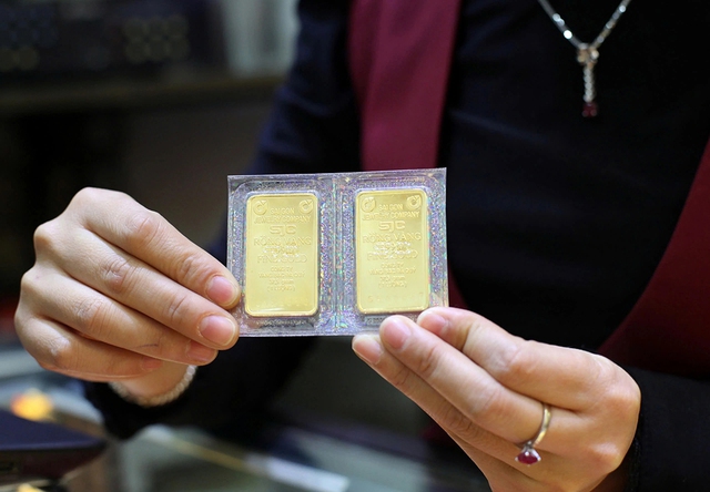 Gi&aacute; v&agrave;ng, bạc giảm sốc, người d&acirc;n vẫn xếp h&agrave;ng chờ mua- Ảnh 2.