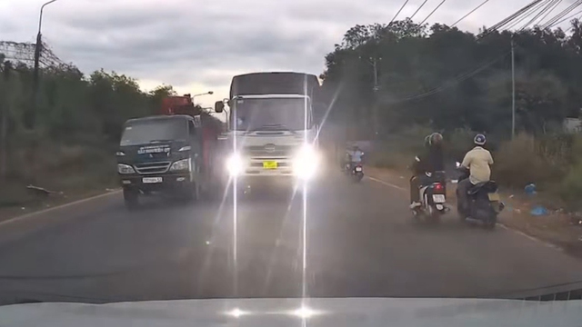 Xe tải vượt ẩu c&ograve;n li&ecirc;n tục &lsquo;đ&aacute; pha&rsquo; đ&ograve;i nhường đường - Ảnh 1.