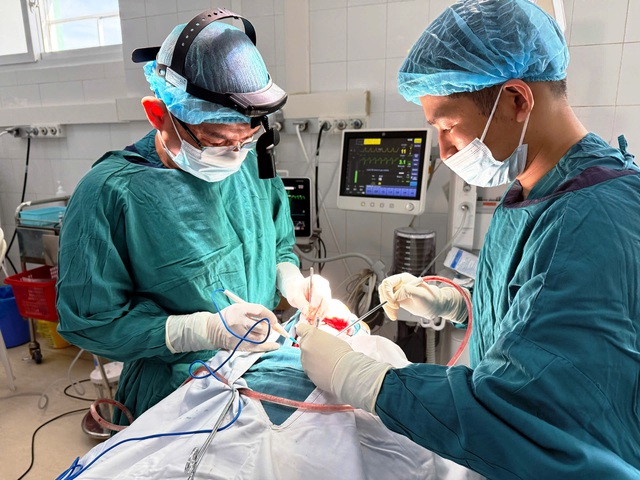 Đ&agrave; Nẵng: Cứu sống người đ&agrave;n &ocirc;ng bị m&aacute;y cưa gạch cắt đứt v&ugrave;ng cổ - Ảnh 1.