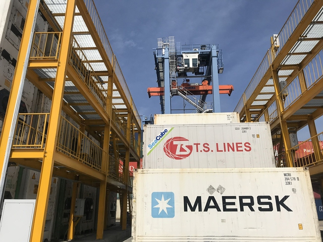 Nhiều container h&agrave;ng bị kẹt ở cảng đ&atilde; được 'k&eacute;o' về- Ảnh 1.