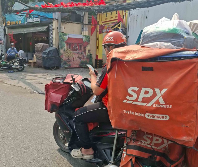 Những ch&agrave;ng shipper &ldquo;tăng tốc&rdquo; giao h&agrave;ng dịp tết- Ảnh 2.