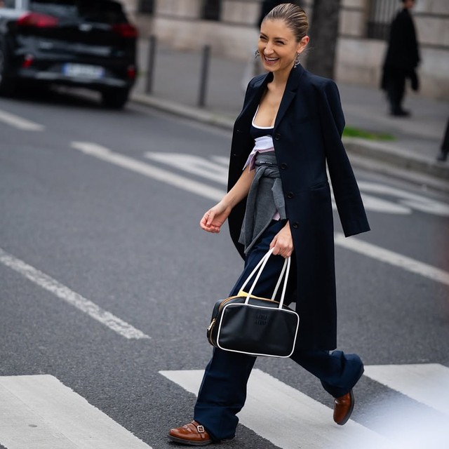 Những đôi giày giúp quần xanh trông thời trang hơn ngay lập tức - Ảnh 1.