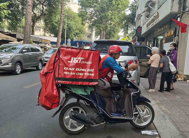 Những ch&agrave;ng shipper &ldquo;tăng tốc&rdquo; giao h&agrave;ng dịp tết- Ảnh 3.