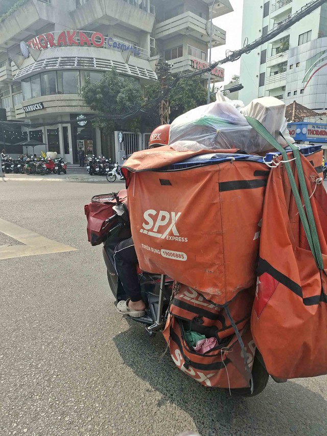 Những ch&agrave;ng shipper &ldquo;tăng tốc&rdquo; giao h&agrave;ng dịp tết- Ảnh 4.