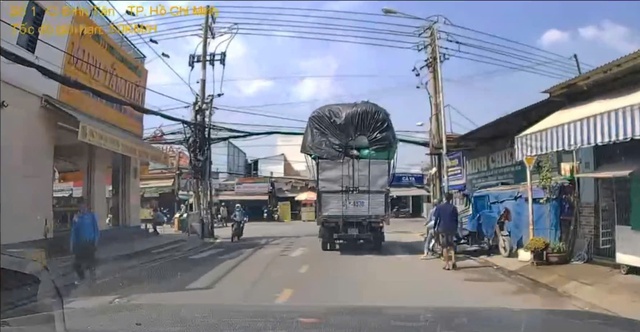 Phạt nặng t&agrave;i xế xe tải chở h&agrave;ng vượt qu&aacute; chiều cao g&acirc;y tai nạn - Ảnh 1.