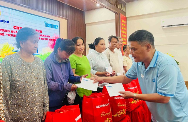 C&acirc;y m&ugrave;a xu&acirc;n 2026: Tiếp tục trao 300 phần qu&agrave; tết cho người d&acirc;n - Ảnh 3.