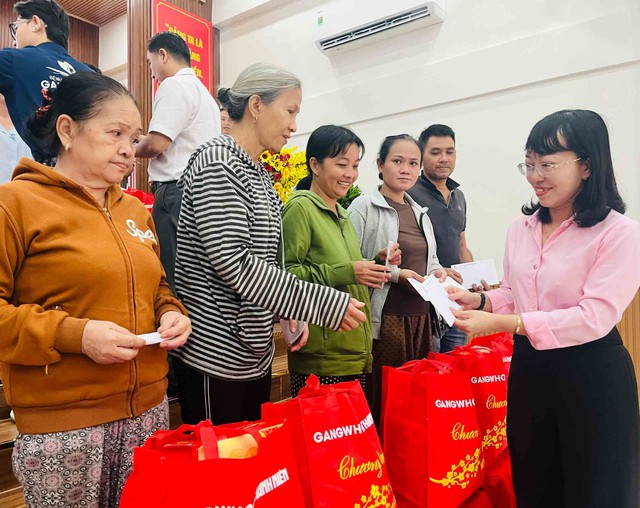 C&acirc;y m&ugrave;a xu&acirc;n 2026: Tiếp tục trao 300 phần qu&agrave; tết cho người d&acirc;n - Ảnh 2.