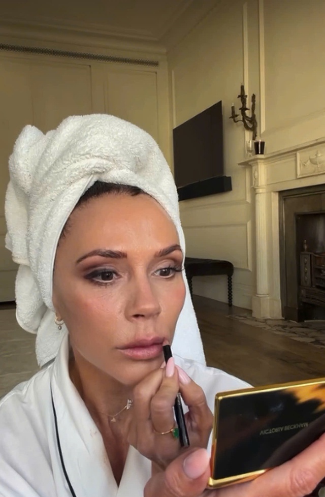 Doanh số b&aacute;n h&agrave;ng của Victoria Beckham tăng vọt sau m&acirc;u thuẫn với con trai- Ảnh 2.