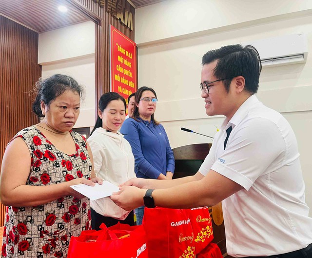 C&acirc;y m&ugrave;a xu&acirc;n 2026: Tiếp tục trao 300 phần qu&agrave; tết cho người d&acirc;n - Ảnh 6.