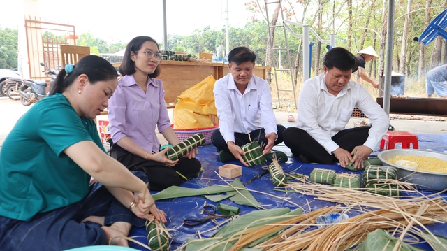 Cả x&atilde; Nha B&iacute;ch g&oacute;i b&aacute;nh t&eacute;t nghĩa t&igrave;nh cho người kh&oacute; khăn dịp Tết Nguy&ecirc;n đ&aacute;n 2026 - Ảnh 7.