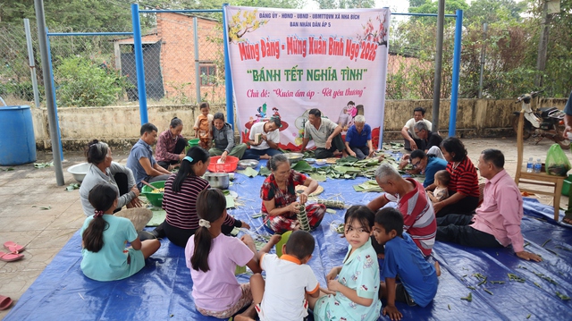 Cả x&atilde; Nha B&iacute;ch g&oacute;i b&aacute;nh t&eacute;t nghĩa t&igrave;nh cho người kh&oacute; khăn dịp Tết Nguy&ecirc;n đ&aacute;n 2026 - Ảnh 1.