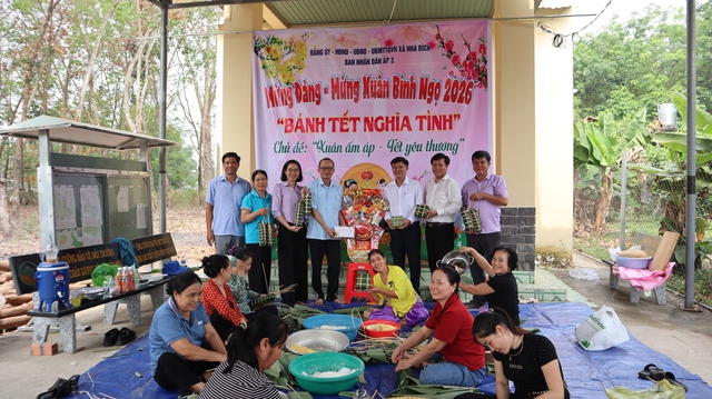 Cả x&atilde; Nha B&iacute;ch g&oacute;i b&aacute;nh t&eacute;t nghĩa t&igrave;nh cho người kh&oacute; khăn dịp Tết Nguy&ecirc;n đ&aacute;n 2026 - Ảnh 6.