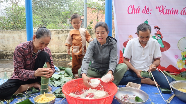 Cả x&atilde; Nha B&iacute;ch g&oacute;i b&aacute;nh t&eacute;t nghĩa t&igrave;nh cho người kh&oacute; khăn dịp Tết Nguy&ecirc;n đ&aacute;n 2026 - Ảnh 2.