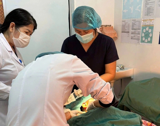 M&oacute;c c&acirc;u mắc s&acirc;u v&agrave;o cổ bệnh nhi 13 tuổi ở Quảng Trị- Ảnh 2.