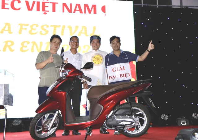 Lần đầu l&agrave;m tất ni&ecirc;n: C&ocirc;ng ty 'chơi lớn' tặng xe m&aacute;y, tủ lạnh cho c&ocirc;ng nh&acirc;n - Ảnh 1.