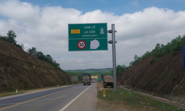 Biển b&aacute;o 'tối đa v&agrave; tối thiểu đều 50 km/giờ' tr&ecirc;n cao tốc Cam Lộ - La Sơn đ&atilde; được sửa- Ảnh 1.