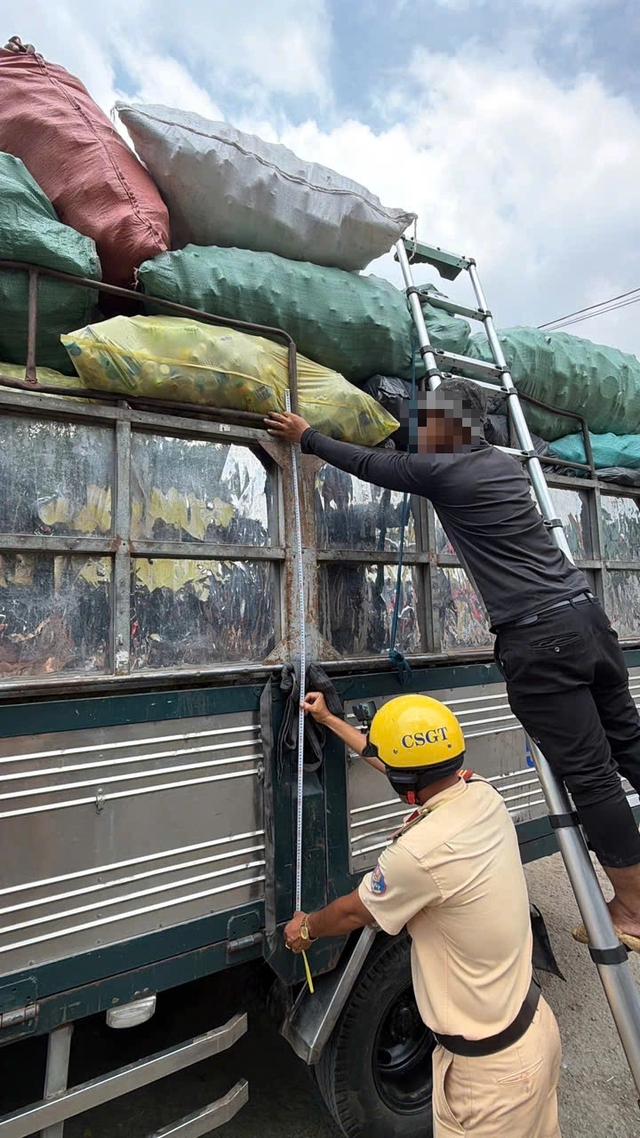 Phạt nặng t&agrave;i xế xe tải chở h&agrave;ng vượt qu&aacute; chiều cao g&acirc;y tai nạn - Ảnh 2.