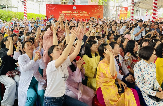 Bất ngờ d&agrave;n nghệ sĩ nổi tiếng 'đổ bộ' Bệnh viện Chợ Rẫy - Ảnh 4.