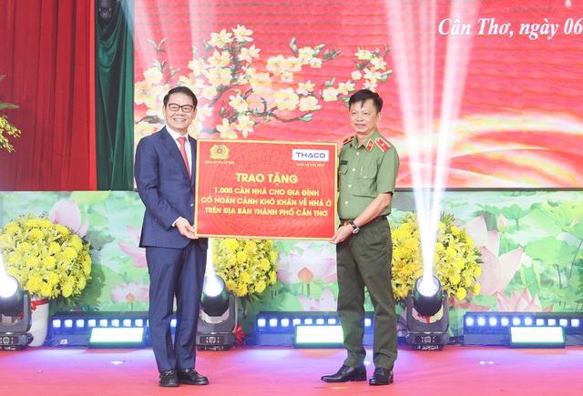C&ocirc;ng an Cần Thơ vận động THACO tặng 1.000 căn nh&agrave; cho hộ d&acirc;n kh&oacute; khăn- Ảnh 1.