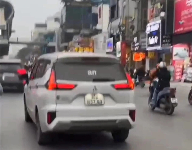 L&agrave;m r&otilde; vụ xe &ocirc; t&ocirc; gắn đ&egrave;n LED x&uacute;c phạm lực lượng c&ocirc;ng an - Ảnh 1.