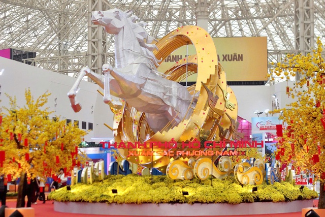 Độc lạ những tác phẩm nghệ thuật tỉa trái cây tại Hội chợ mùa xuân 2026- Ảnh 1.