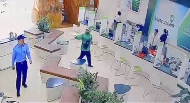 Thu 4 khẩu s&uacute;ng khi bắt 2 nghi phạm cướp ng&acirc;n h&agrave;ng ở Gia Lai - Ảnh 1.