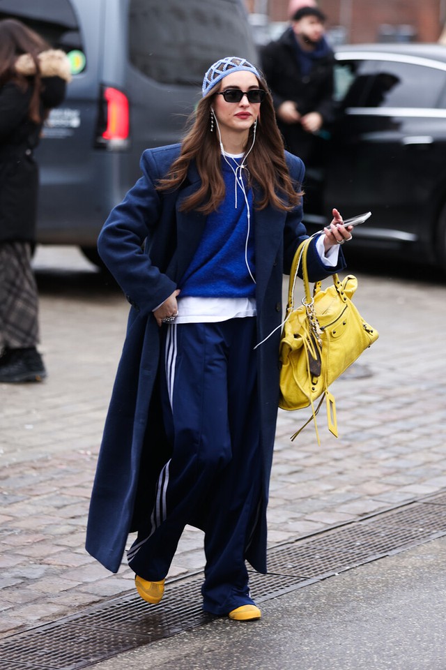 Những đôi giày giúp quần xanh trông thời trang hơn ngay lập tức - Ảnh 3.