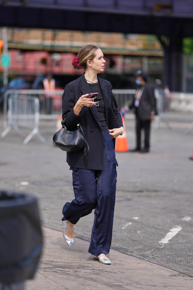 Những đôi giày giúp quần xanh trông thời trang hơn ngay lập tức - Ảnh 5.