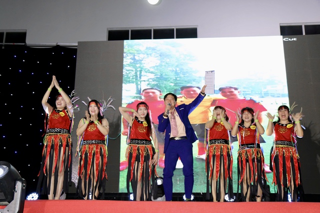 Lần đầu l&agrave;m tất ni&ecirc;n: C&ocirc;ng ty 'chơi lớn' tặng xe m&aacute;y, tủ lạnh cho c&ocirc;ng nh&acirc;n - Ảnh 4.