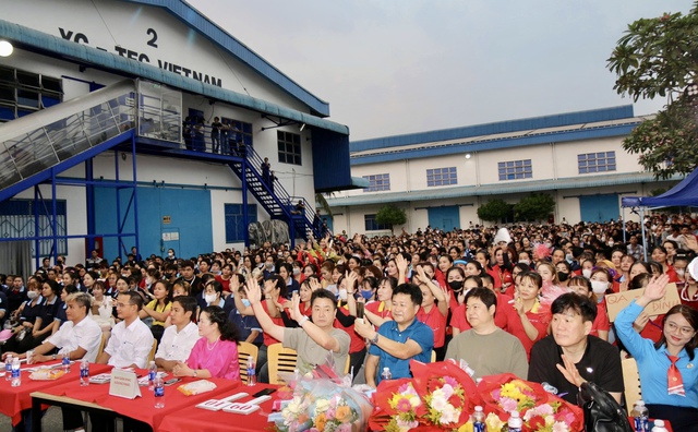 Lần đầu l&agrave;m tất ni&ecirc;n: C&ocirc;ng ty 'chơi lớn' tặng xe m&aacute;y, tủ lạnh cho c&ocirc;ng nh&acirc;n - Ảnh 2.