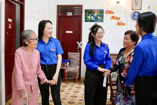 Người trẻ B&aacute;o Thanh Ni&ecirc;n mang tết sớm đến với c&aacute;c cụ gi&agrave; neo đơn - Ảnh 2.