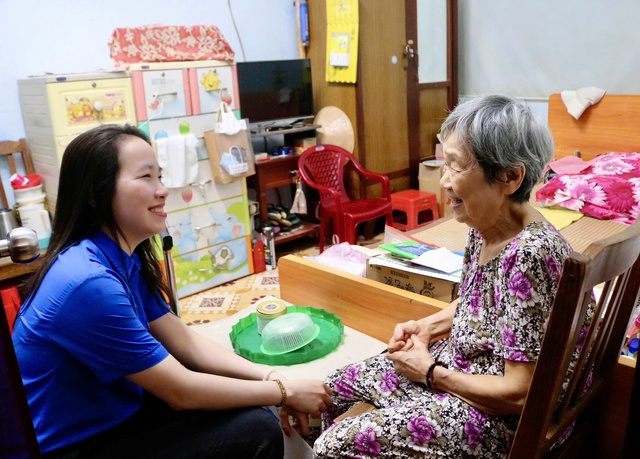 Người trẻ B&aacute;o Thanh Ni&ecirc;n mang tết sớm đến với c&aacute;c cụ gi&agrave; neo đơn - Ảnh 3.