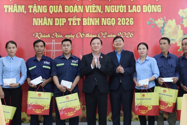 Ph&oacute; chủ tịch Quốc hội trao qu&agrave; Tết cho người lao động kh&oacute; khăn tại Kh&aacute;nh H&ograve;a - Ảnh 1.