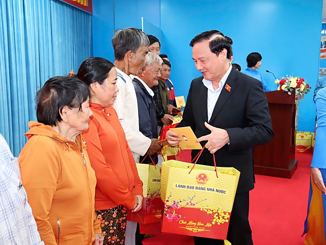 Ph&oacute; chủ tịch Quốc hội trao qu&agrave; Tết cho người lao động kh&oacute; khăn tại Kh&aacute;nh H&ograve;a - Ảnh 2.