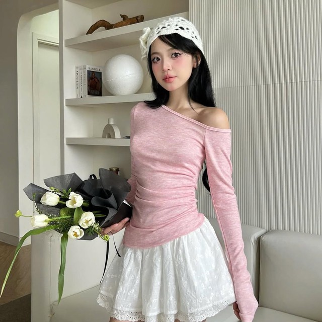 Áo trễ vai phối mũ: Công thức thời trang đang được nhiều cô gái yêu thích- Ảnh 1.