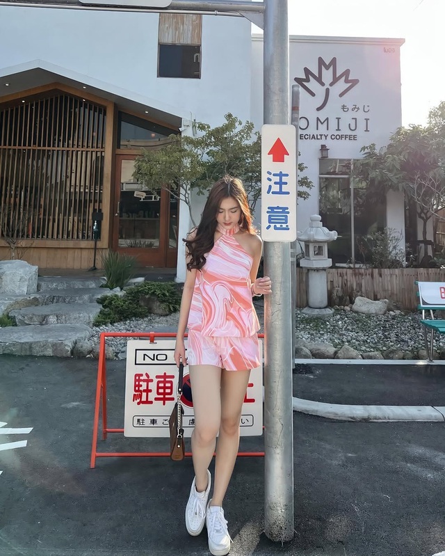 Trang phục họa tiết vân đá mang nét thanh tao ngày xuân- Ảnh 1.