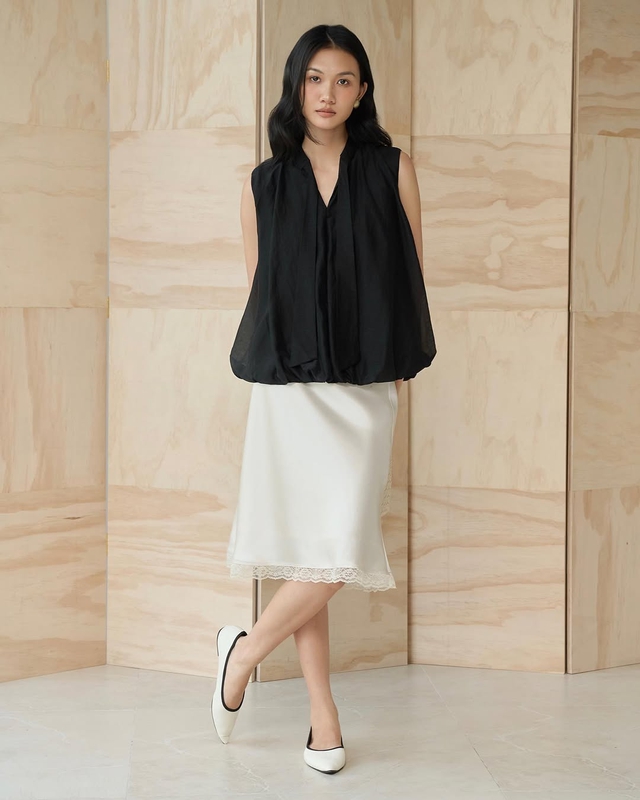 Công thức vàng cho nàng hiện đại với áo không tay và chân váy midi- Ảnh 2.