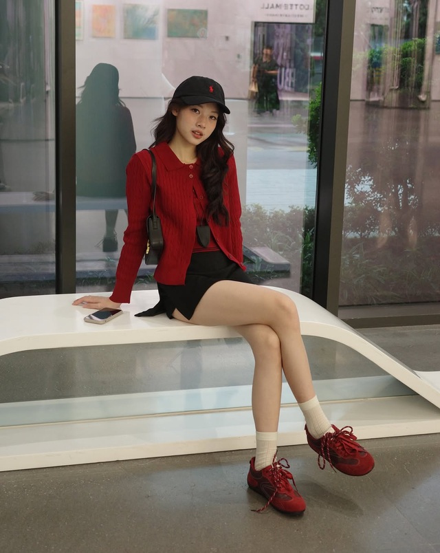 Chiếm trọn ánh nhìn với bản phối cùng giày đỏ quyền năng- Ảnh 3.