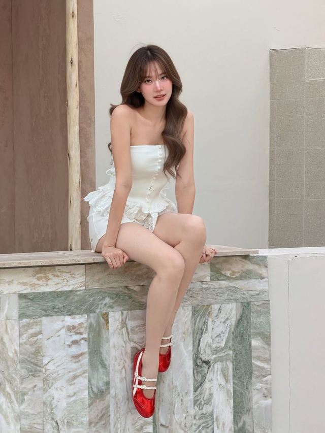 Chiếm trọn ánh nhìn với bản phối cùng giày đỏ quyền năng- Ảnh 7.